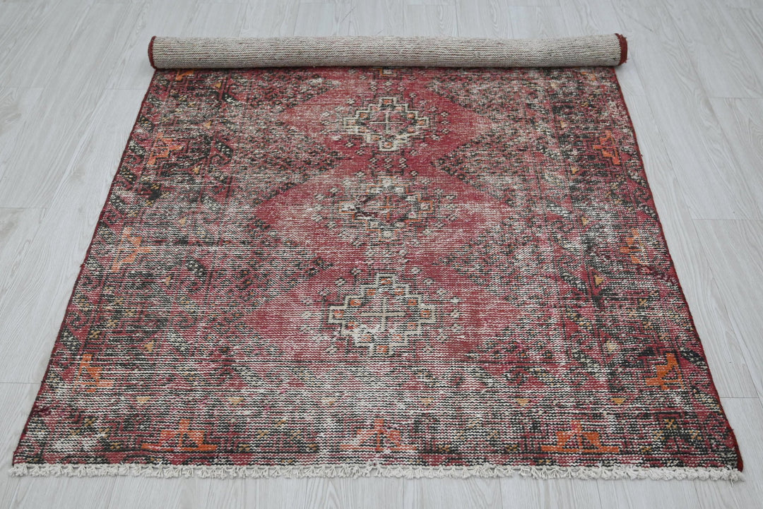 red Accent rug 3' 10" x 6' 4"