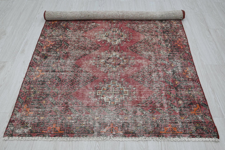 red Accent rug 3' 10" x 6' 4"