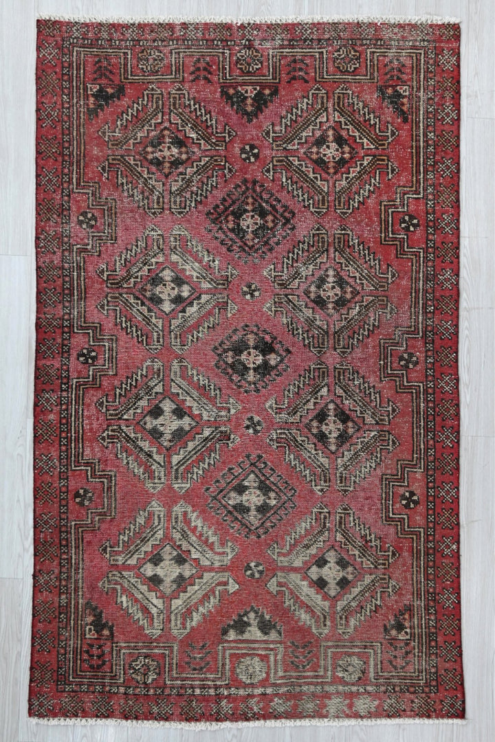 red Accent rug 3' 11" x 6' 6"