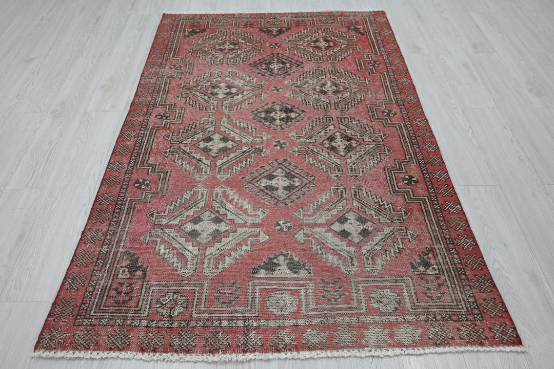 red Accent rug 3' 11" x 6' 6"