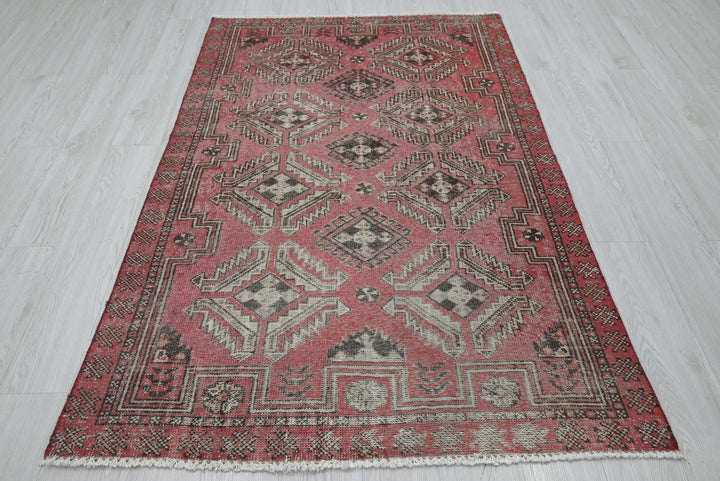red Accent rug 3' 11" x 6' 6"