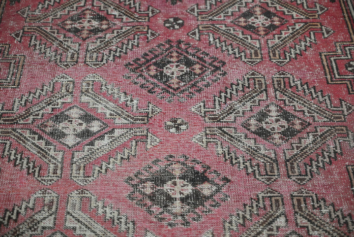 red Accent rug 3' 11" x 6' 6"