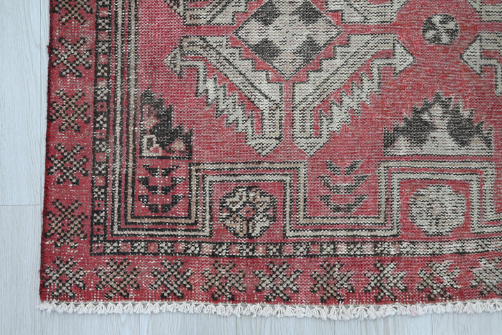 red Accent rug 3' 11" x 6' 6"