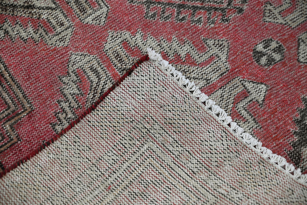 red Accent rug 3' 11" x 6' 6"
