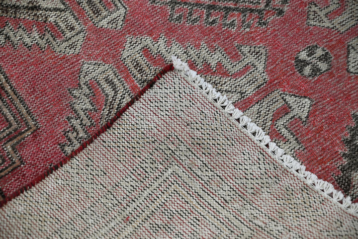 red Accent rug 3' 11" x 6' 6"