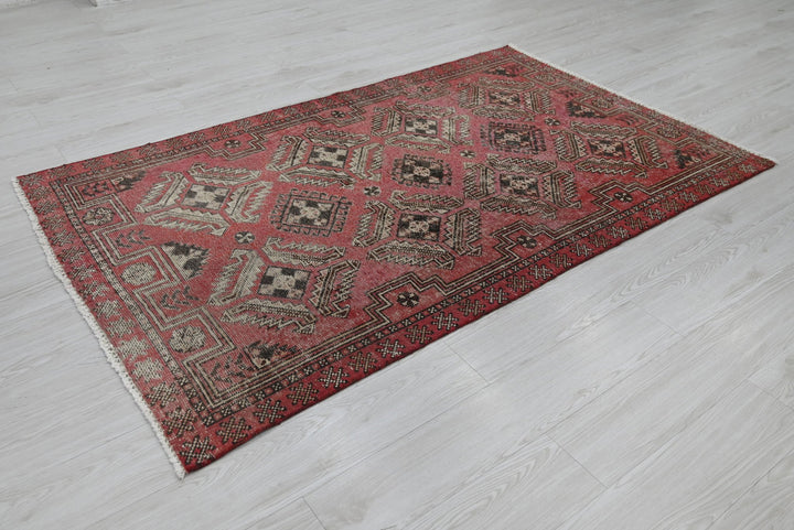 red Accent rug 3' 11" x 6' 6"