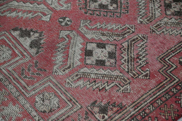 red Accent rug 3' 11" x 6' 6"