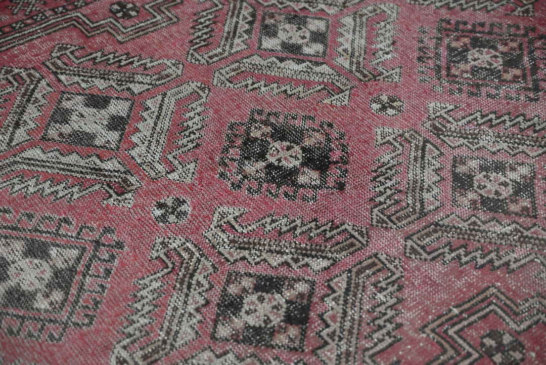 red Accent rug 3' 11" x 6' 6"
