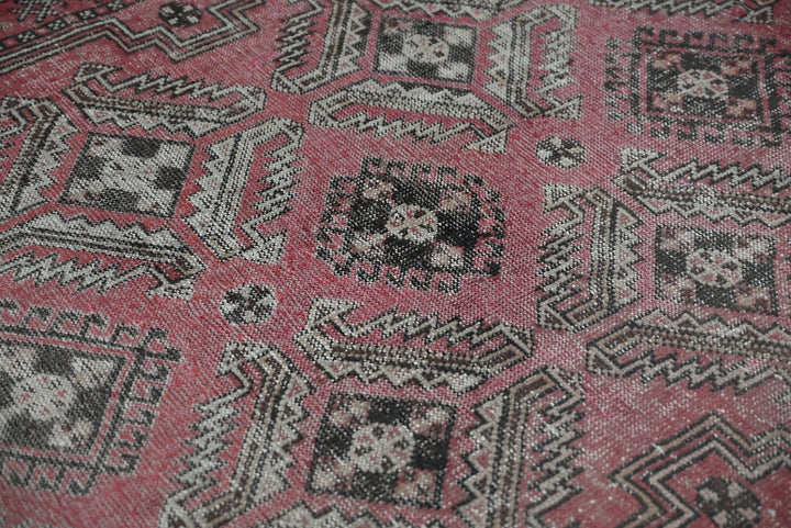 red Accent rug 3' 11" x 6' 6"