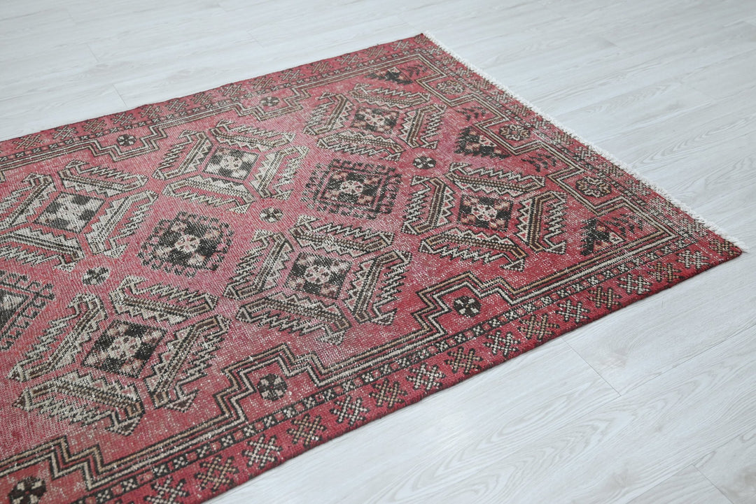 red Accent rug 3' 11" x 6' 6"