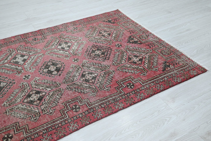 red Accent rug 3' 11" x 6' 6"
