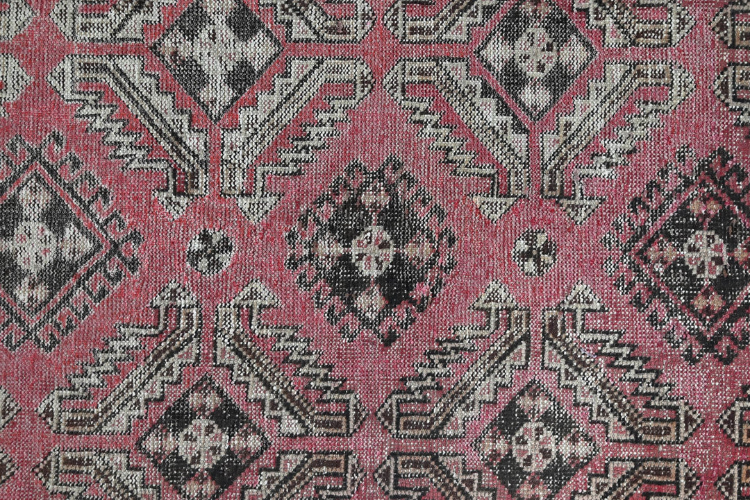 red Accent rug 3' 11" x 6' 6"