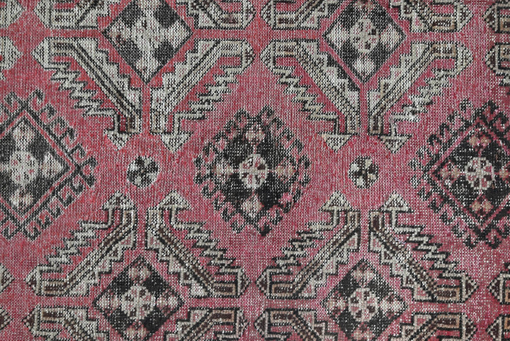 red Accent rug 3' 11" x 6' 6"