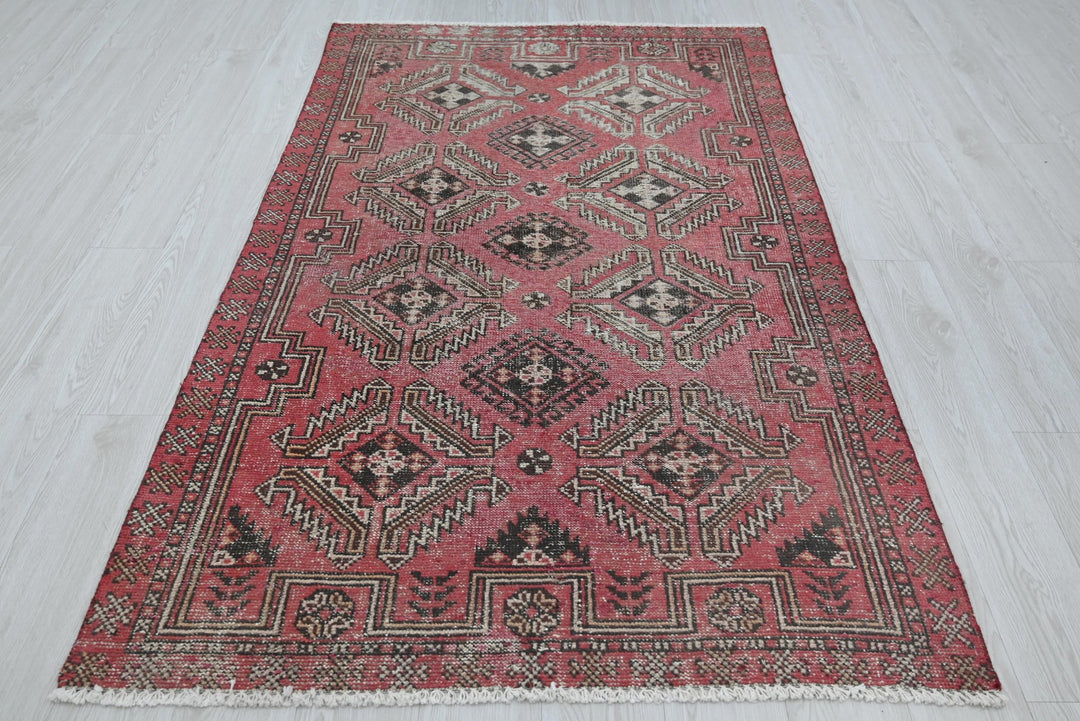 red Accent rug 3' 11" x 6' 6"
