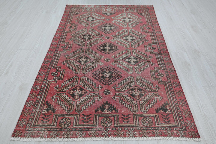 red Accent rug 3' 11" x 6' 6"