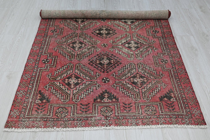 red Accent rug 3' 11" x 6' 6"