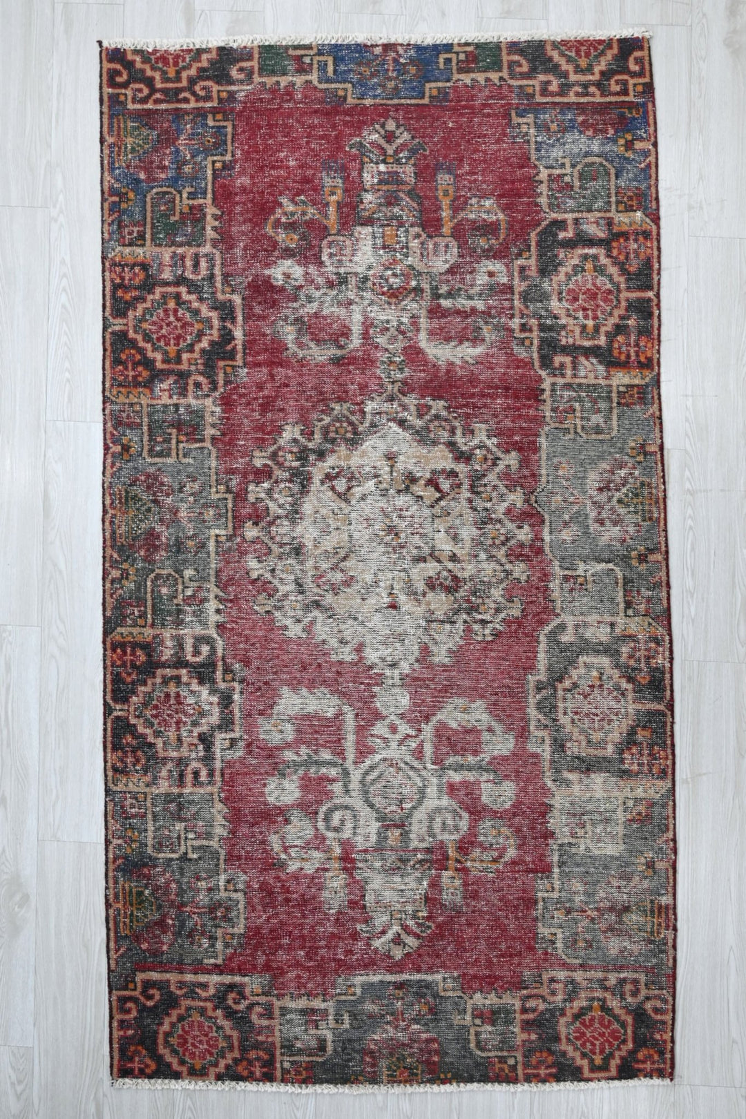 red Medium rug 3' 11" x 7' 4"