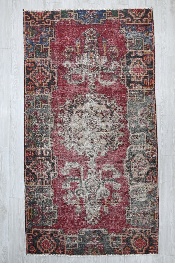red Medium rug 3' 11" x 7' 4"