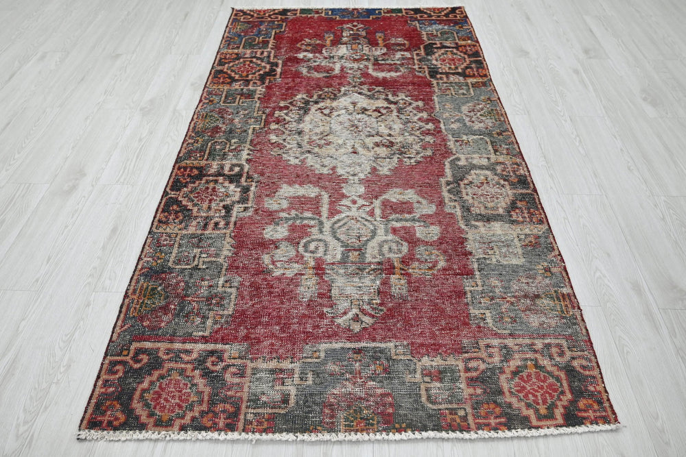 red Medium rug 3' 11" x 7' 4"