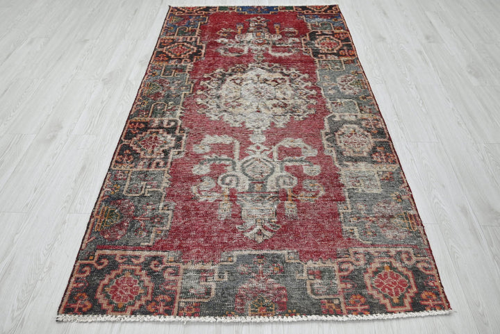 red Medium rug 3' 11" x 7' 4"