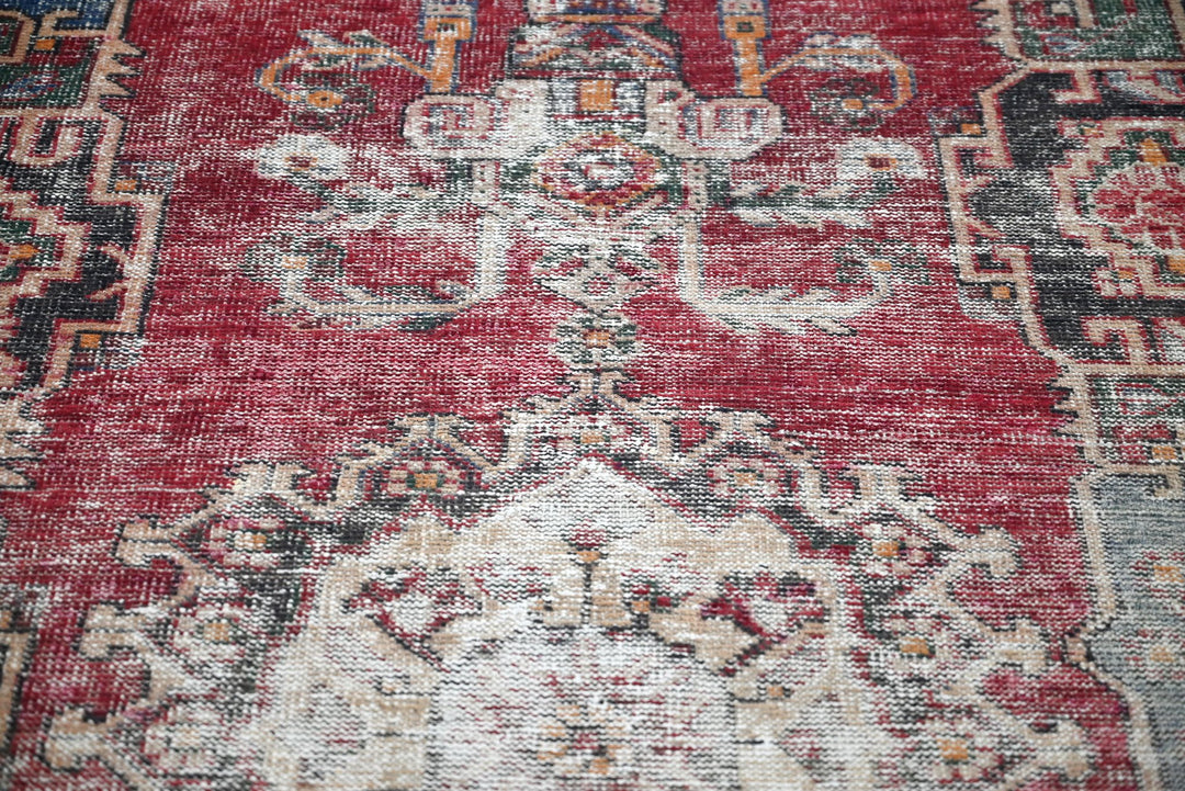 red Medium rug 3' 11" x 7' 4"