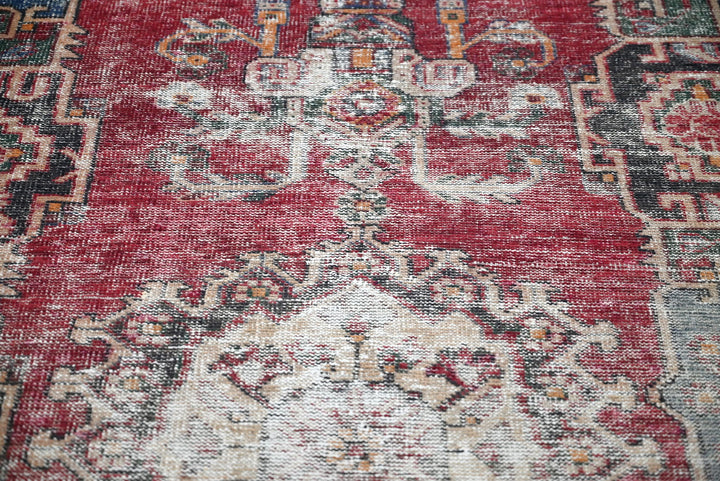 red Medium rug 3' 11" x 7' 4"