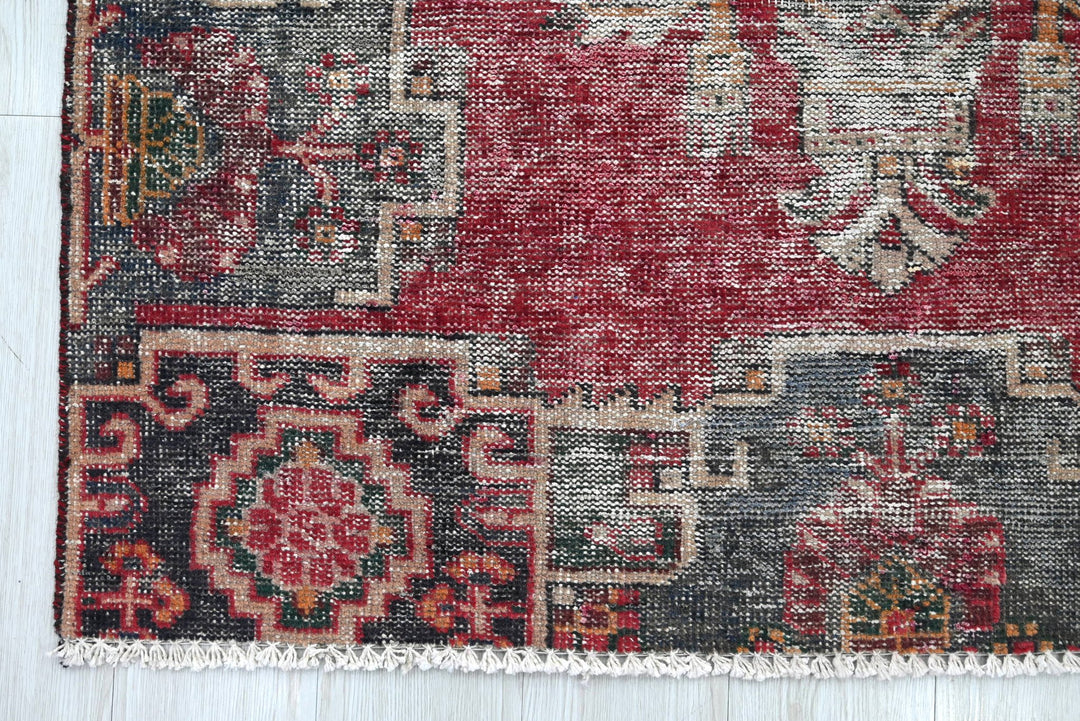 red Medium rug 3' 11" x 7' 4"