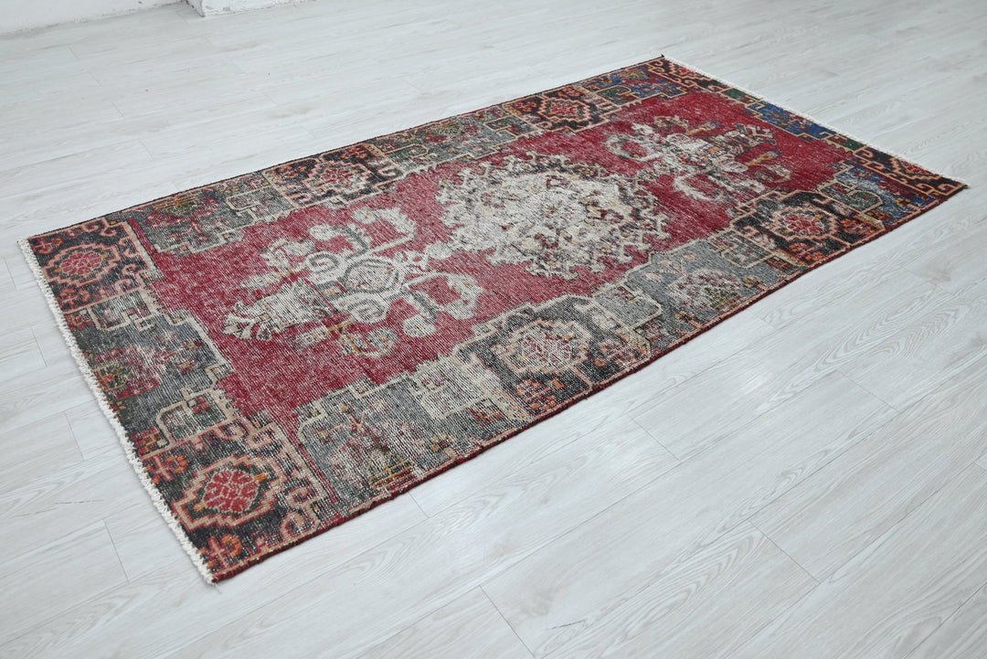 red Medium rug 3' 11" x 7' 4"