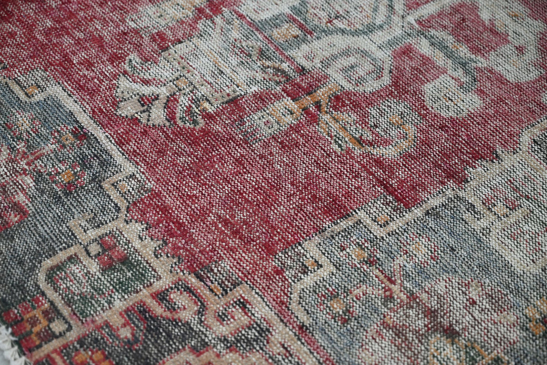 red Medium rug 3' 11" x 7' 4"