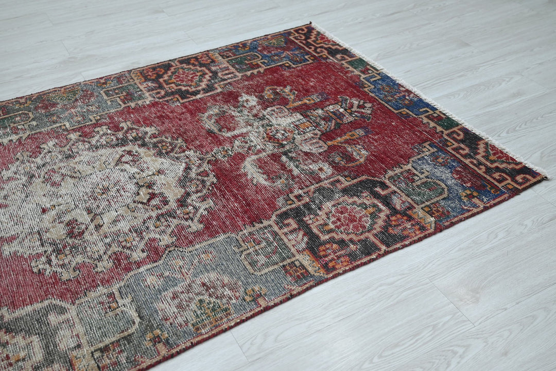 red Medium rug 3' 11" x 7' 4"