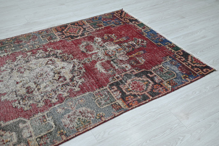 red Medium rug 3' 11" x 7' 4"