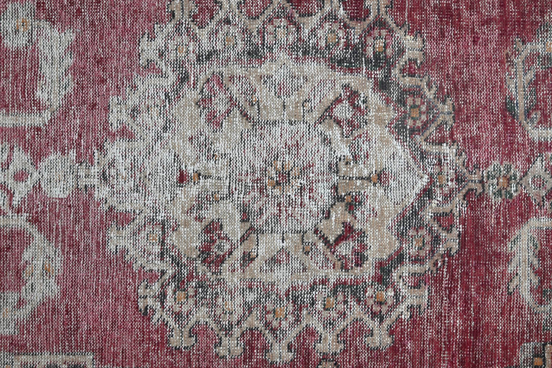 red Medium rug 3' 11" x 7' 4"