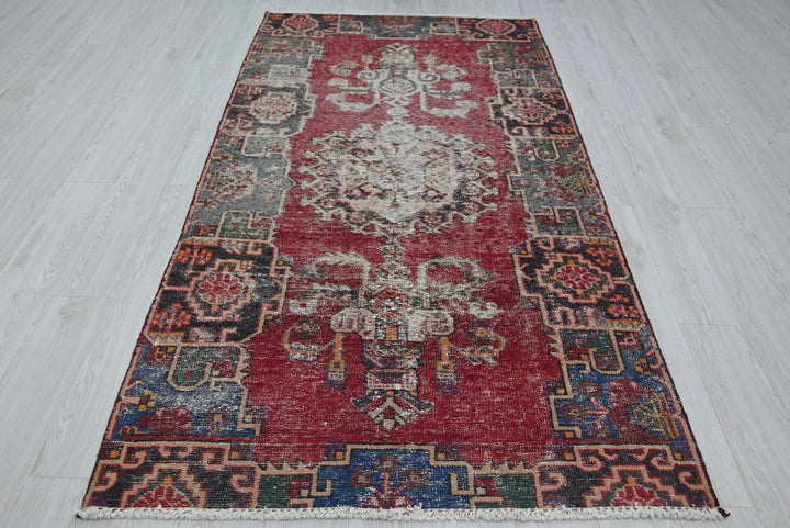 red Medium rug 3' 11" x 7' 4"