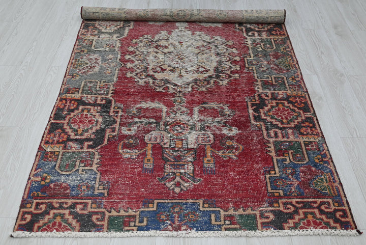 red Medium rug 3' 11" x 7' 4"