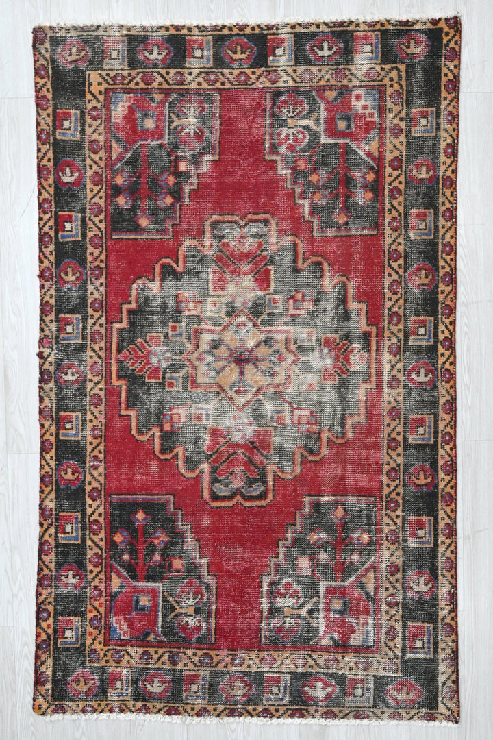 red Accent rug 3' 8" x 5' 11"