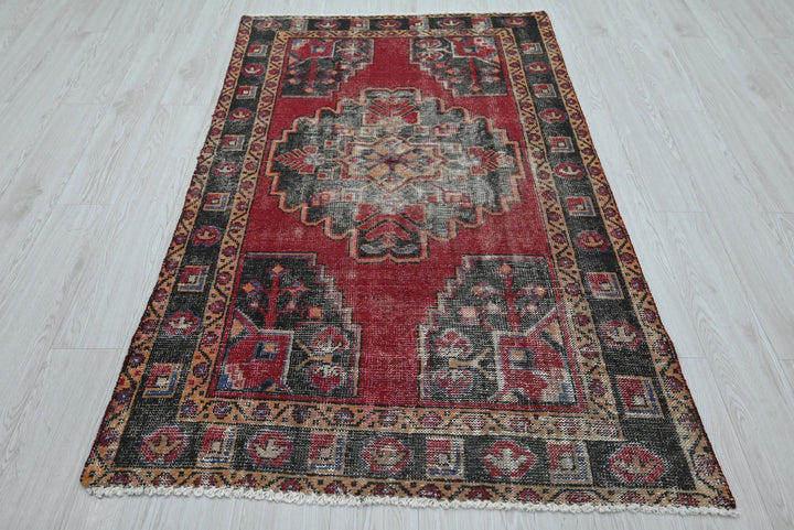 red Accent rug 3' 8" x 5' 11"