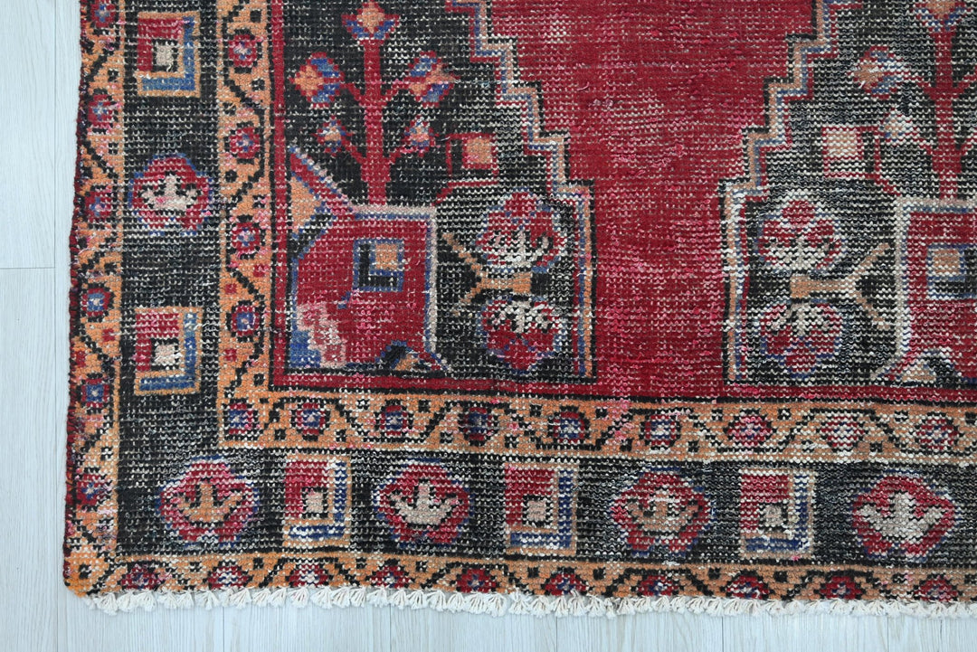 red Accent rug 3' 8" x 5' 11"