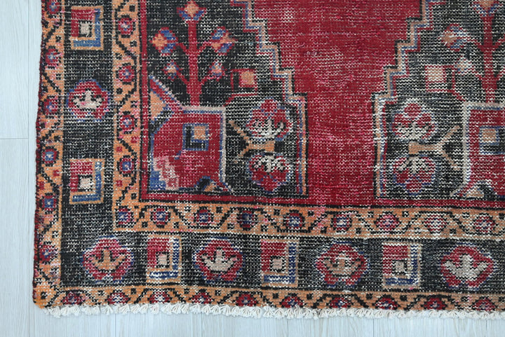 red Accent rug 3' 8" x 5' 11"