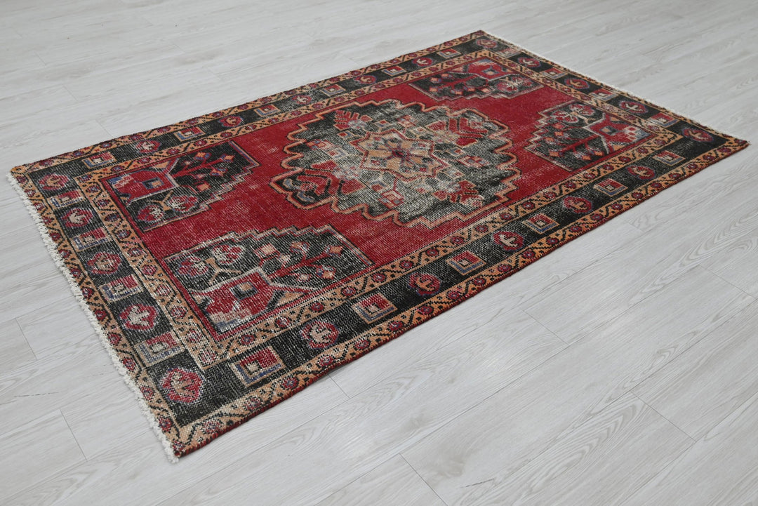 red Accent rug 3' 8" x 5' 11"