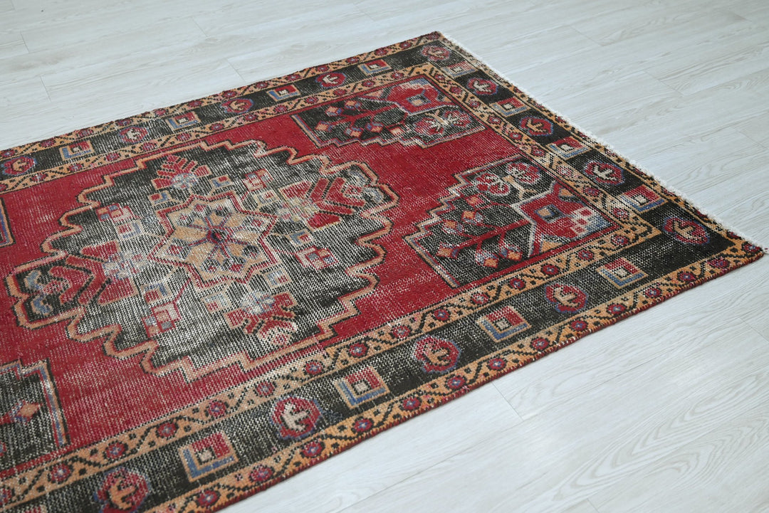 red Accent rug 3' 8" x 5' 11"