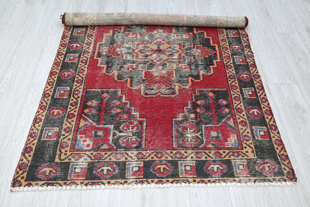 red Accent rug 3' 8" x 5' 11"