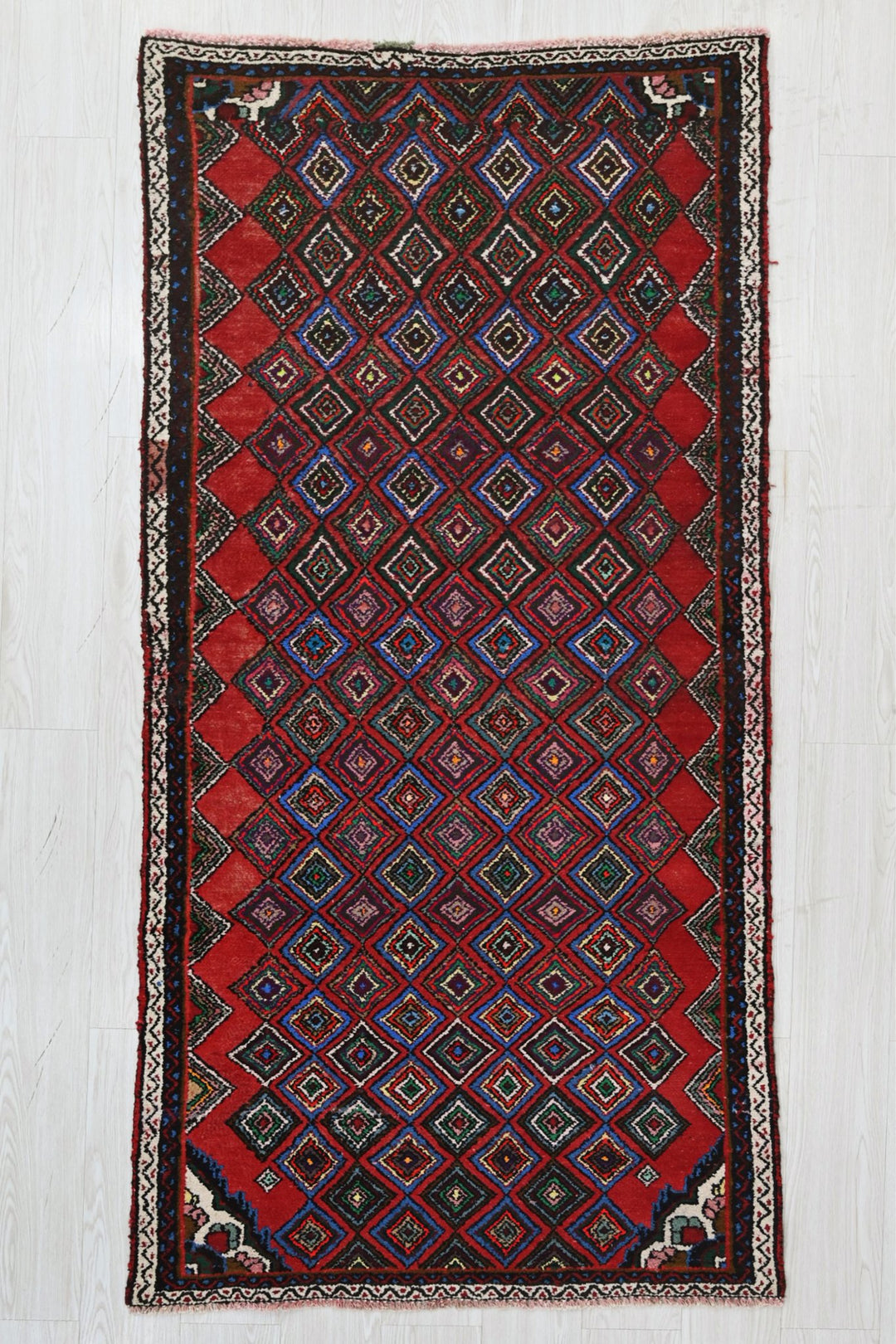 red Accent rug 3' 1" x 6' 5"