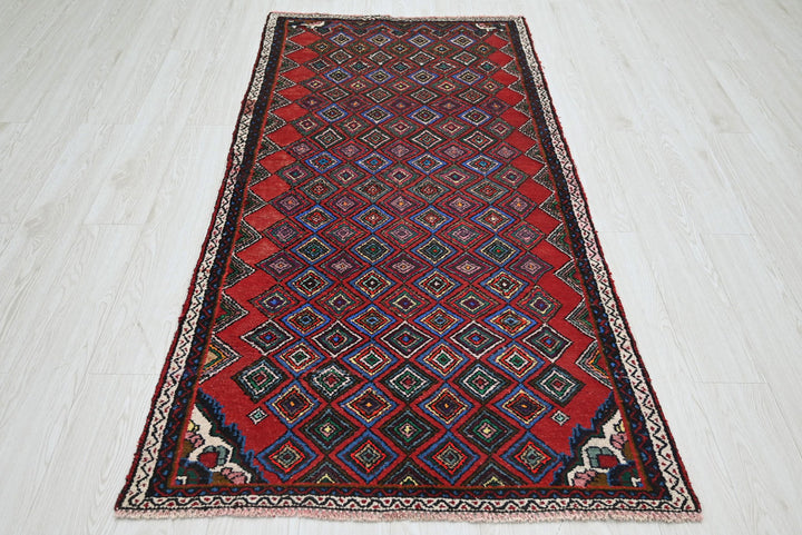 red Accent rug 3' 1" x 6' 5"