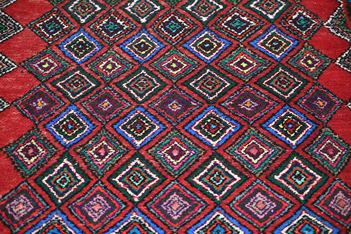 red Accent rug 3' 1" x 6' 5"