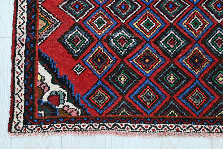 red Accent rug 3' 1" x 6' 5"
