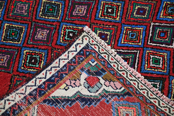 red Accent rug 3' 1" x 6' 5"