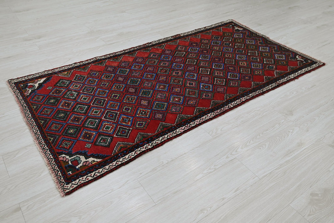 red Accent rug 3' 1" x 6' 5"