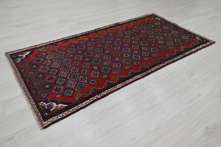 red Accent rug 3' 1" x 6' 5"