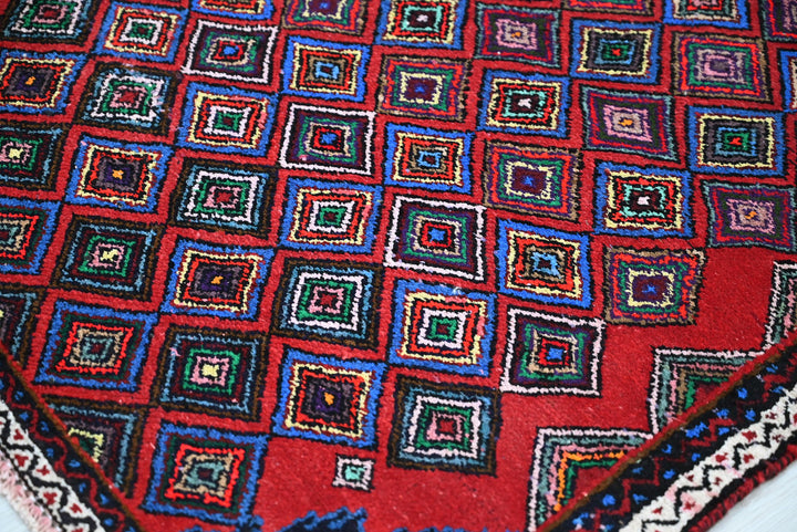 red Accent rug 3' 1" x 6' 5"