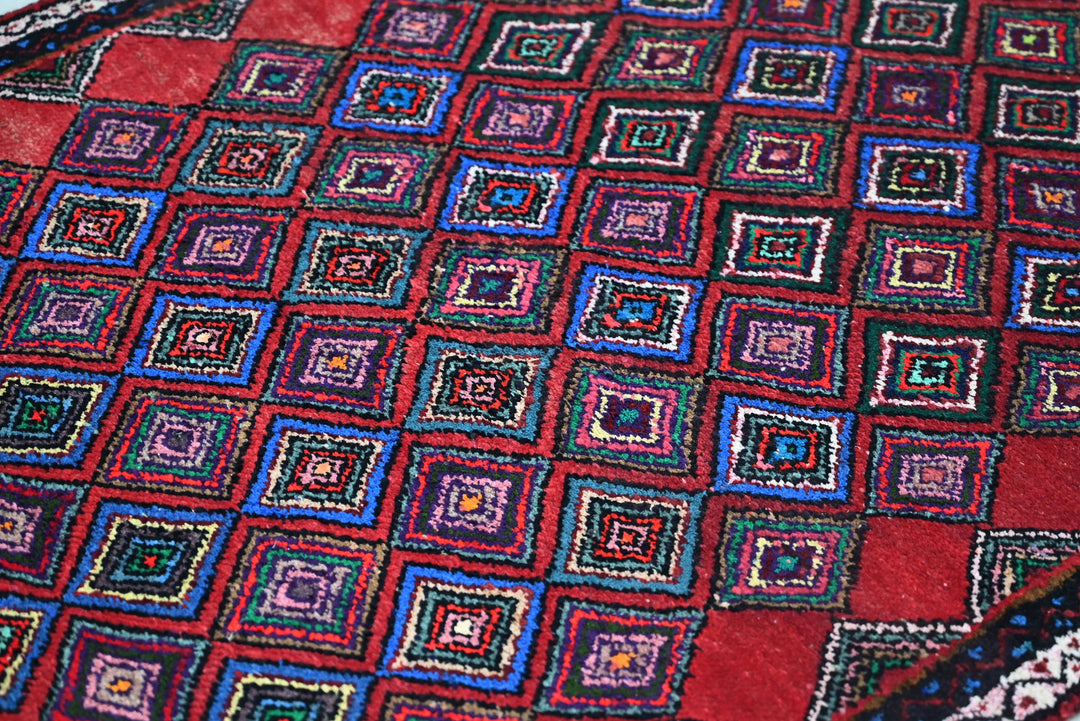 red Accent rug 3' 1" x 6' 5"